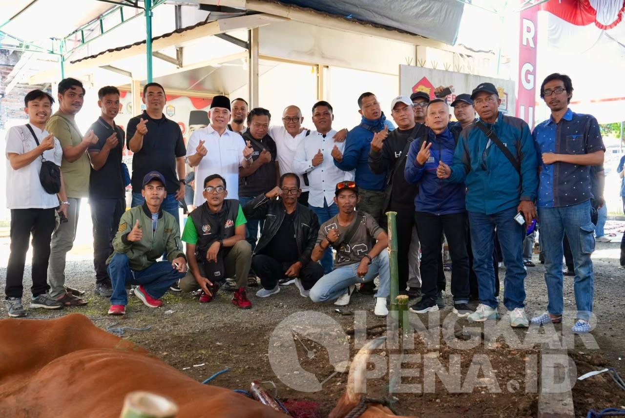 Insan Pers saat Poto bersama Hei Gunawan di Area Pemotongan Hewan Kurban (ist).