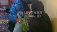 Caption : Ketua TP PKK, Ny. Rina Rosmaniar Japar, saat berada di tengah keluarga yang berduka
