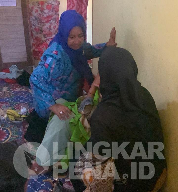 Caption : Ketua TP PKK, Ny. Rina Rosmaniar Japar, saat berada di tengah keluarga yang berduka