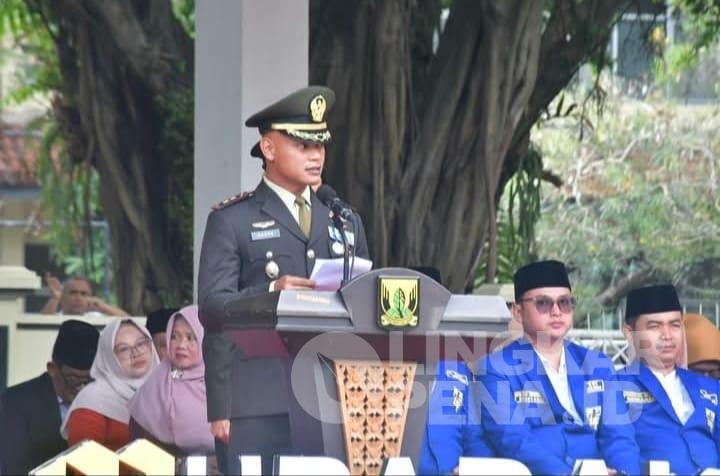 Dandim 0622/Kabupaten Sukabumi, Letkol Inf Agung Ariwibowo, bertindak sebagai pembina upacara yang digelar di Alun-alun Palabuhanratu, Rabu (28/10/26).[Foto: ist]